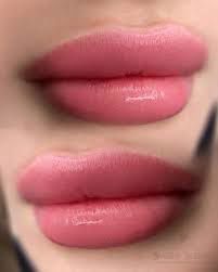 شیدینگ لب طبیعی در سالن زیبایی ضیافه کرمان
آرایش دائم لب در هزار و یک شب کرمان